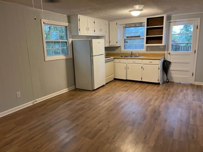 Photo - 1 bed 1 bath off W. Broad St