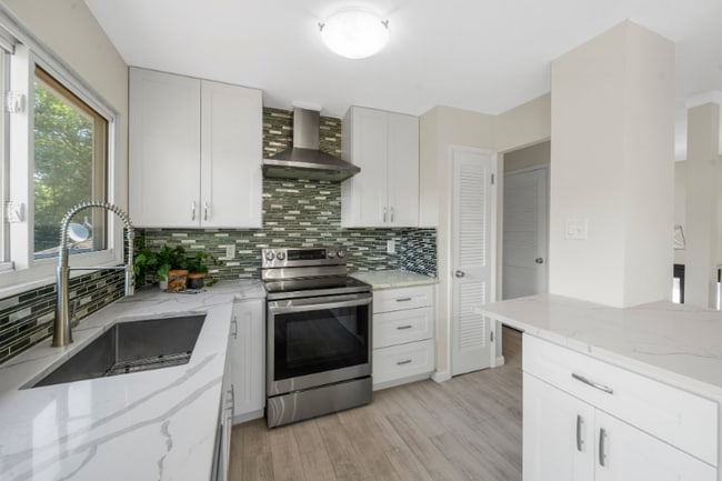 Photo - 383 Messina Dr House