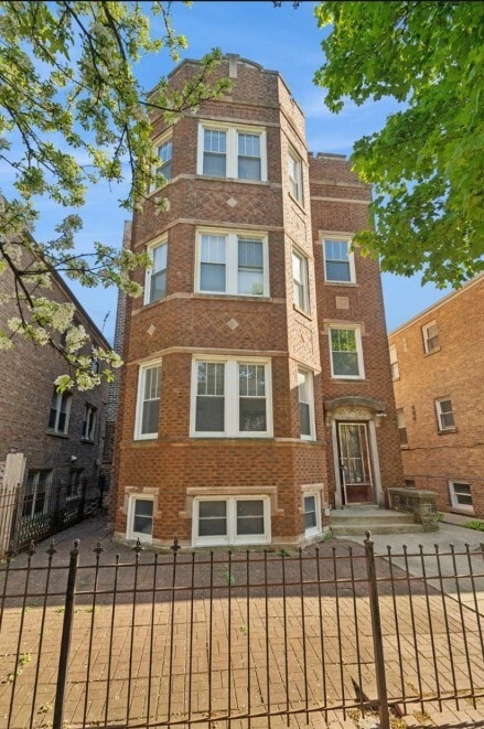 Building Photo - 2249 W Arthur Ave Unit 3