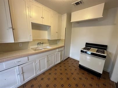 Building Photo - 4420 Roseland St Unit 04