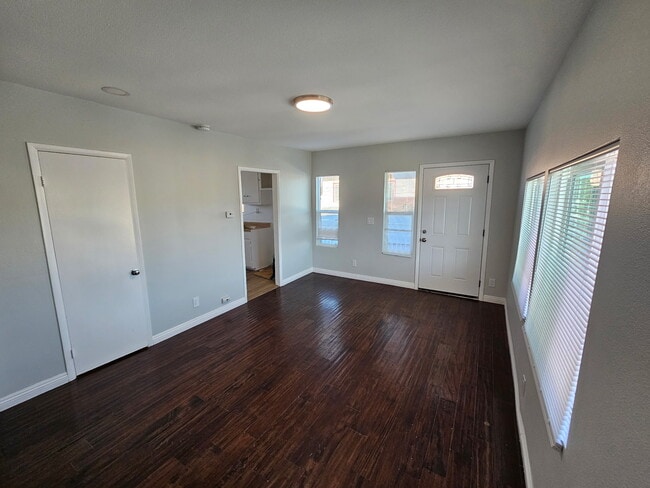 Photo - 1215 E 15th St Unidad 1215 in a half