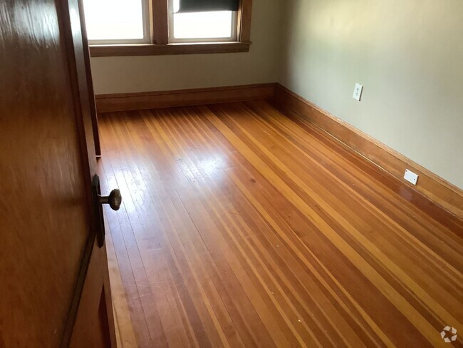 Building Photo - Beautifully maintained two-family house Unit 2 FL