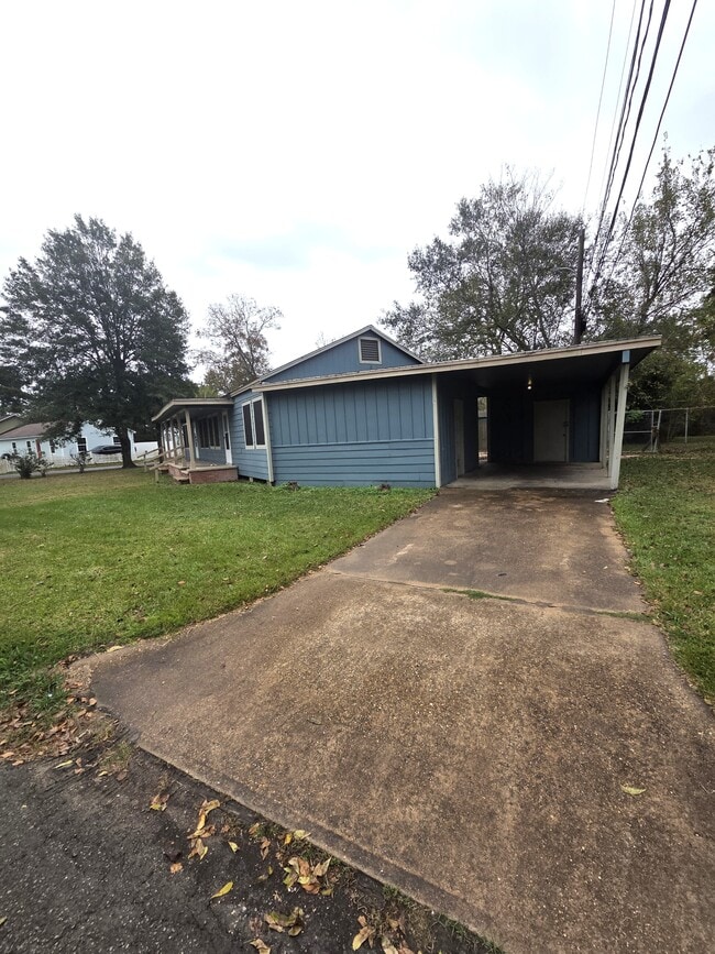 Photo - 403 W Dewey Ave