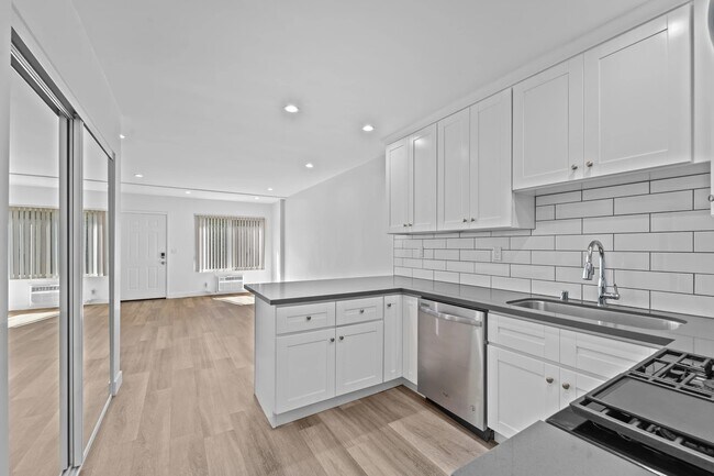 Photo - 1240 W 29th St Unidad 4