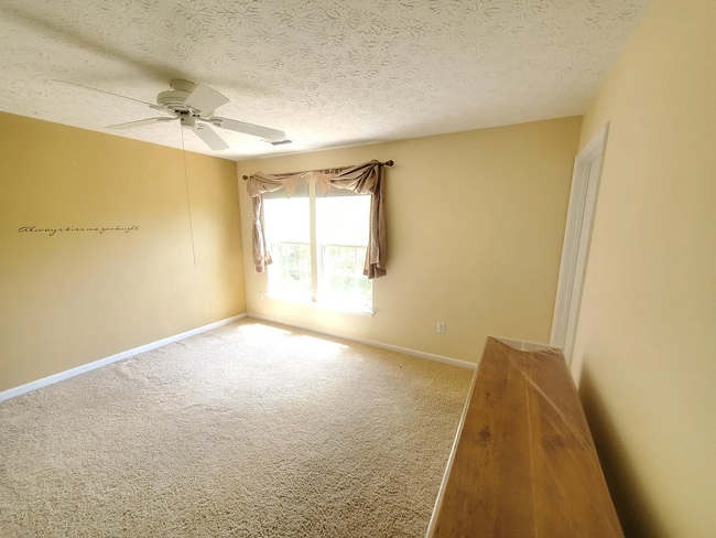 Photo - 121 Foxbay Ln