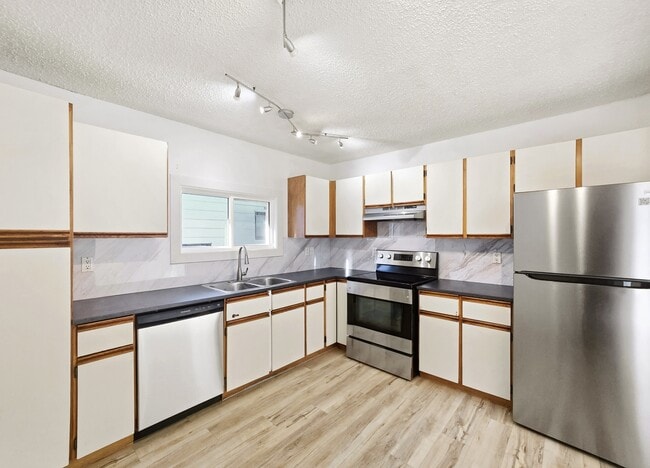 Photo - 240-230 30 Ave NE