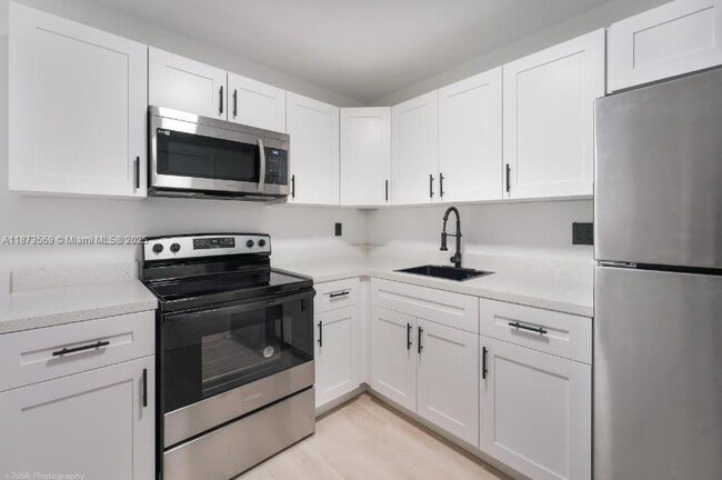 Building Photo - 12215 W Dixie Hwy Unit 205 Rental
