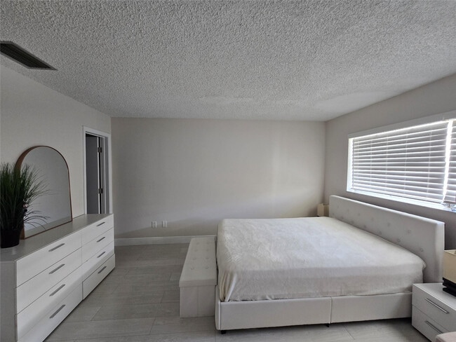 Building Photo - 2109 NE 68th St Unit 207