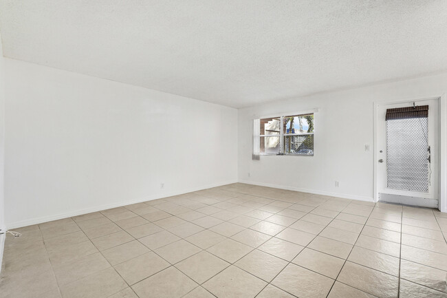 Photo - 541 Saxony Dr