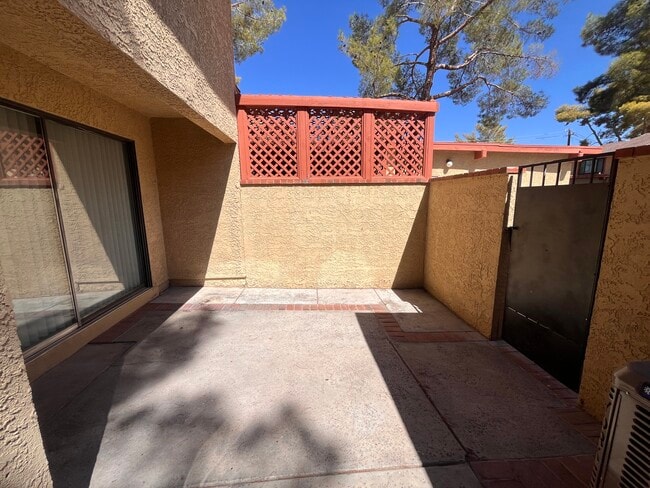 2448 Pickwick Dr
