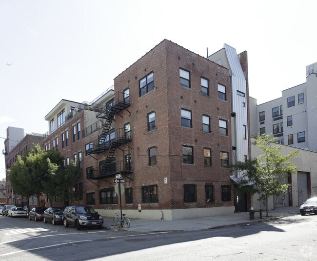 Primary Photo - 364 Manhattan Ave