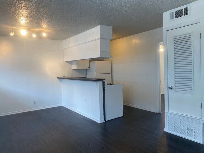 Photo - Great one bedroom in Hyde Park! Unit 108