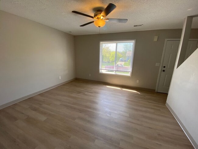 Building Photo - 1630 Pleasant View Dr Unit 1630 E Pleasant View Drive