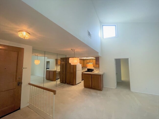 Building Photo - Tall vaulted ceilings, top floor condo, gr...