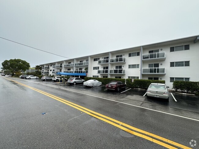 Building Photo - Comfortable 1-bedroom, 1-bath home located...