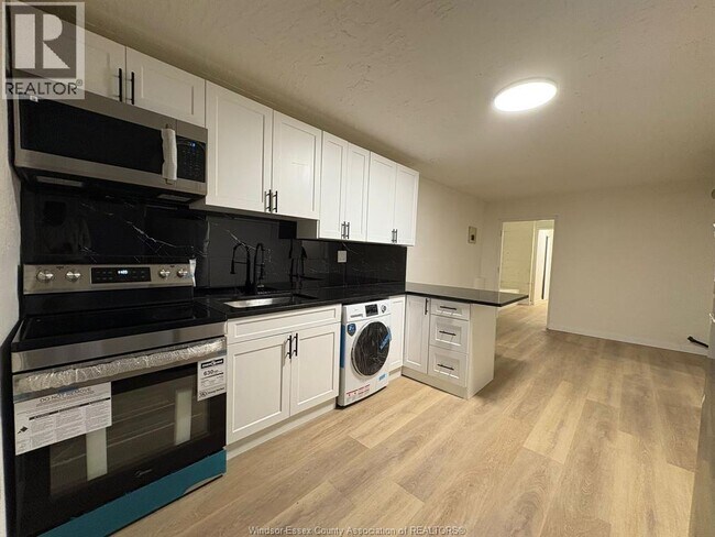 Photo - 1374 Wyandotte St E