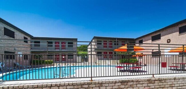 Photo - 6945 I-10 Unidad c2