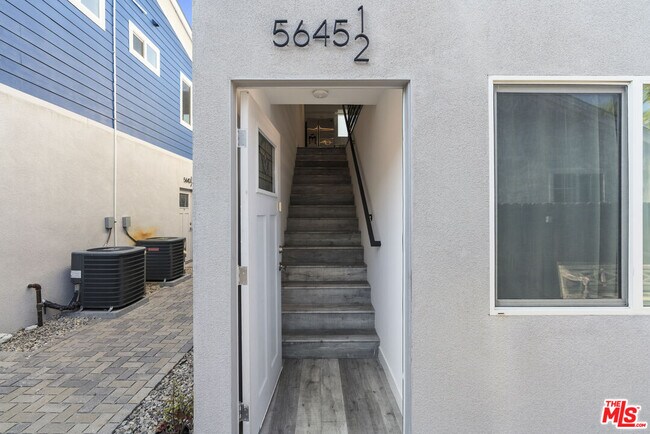 Photo - 5645 Willowcrest Ave