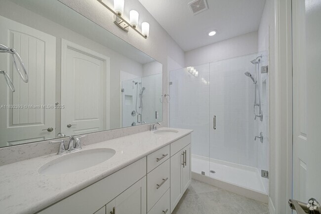 Building Photo - 1280 Eucalyptus Dr Rental