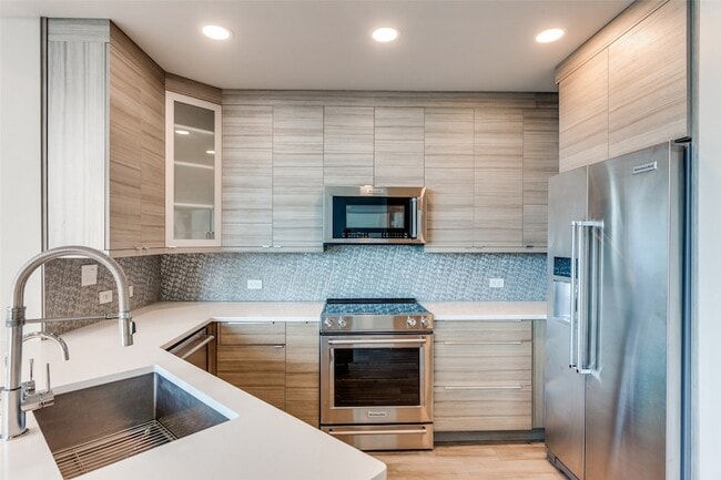 Building Photo - 500 Throckmorton St Unit 706