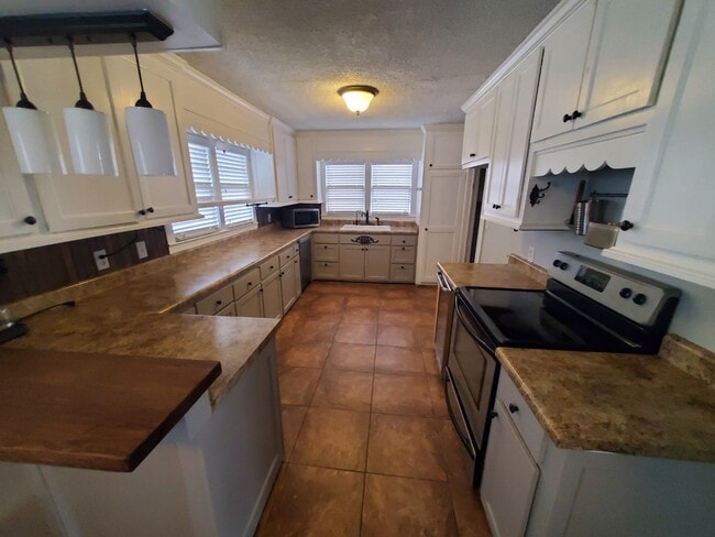 Photo - 633 Moulton St E