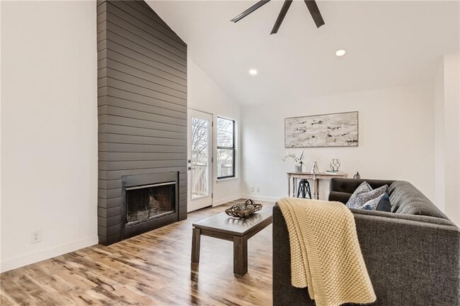 Photo - 1402 Hollow Tree Blvd