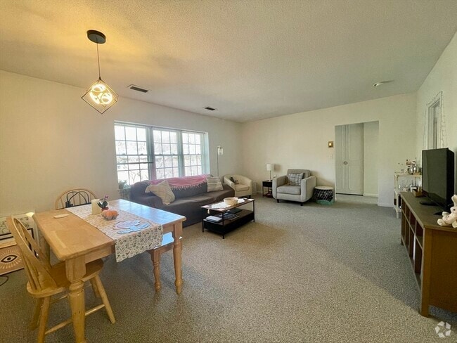 Building Photo - 10 Lake Shore Ct Unit 3 Rental