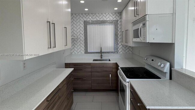 Building Photo - 2415 Thomas St Rental