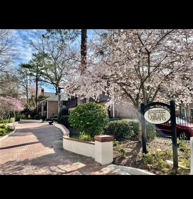 Building Photo - 3675 Peachtree Rd NE Unit 10