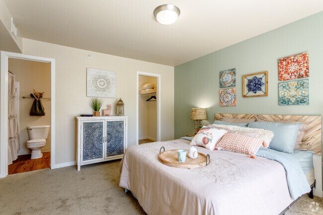 2BR, 2BA - 1,058SF