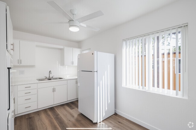 2BR, 1BA - 790SF - Kitchen