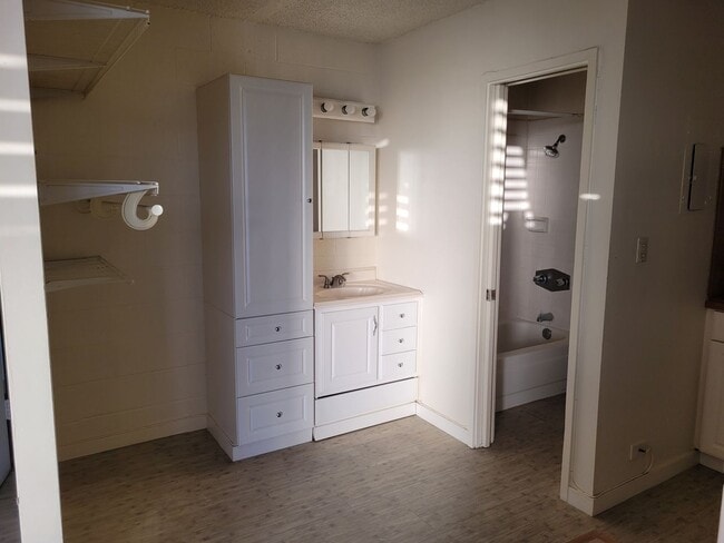 Photo - Great Location! Studio, 1 bath, 1 pkg w/Lanai. 300sqft unit . $1600