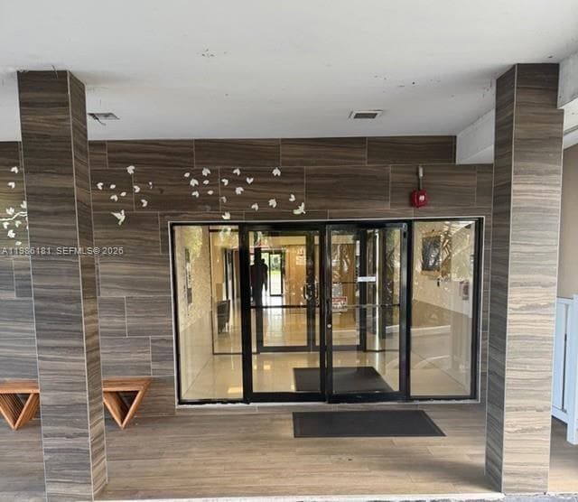 Building Photo - 4164 Inverrary Dr Unit 913