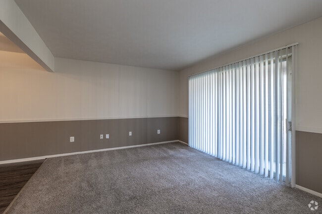 1BR, 1BA - 764SF - Living Room - Waters Edge Estates