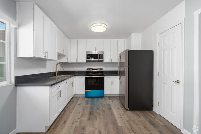 2BR, 2BA - 780SF - Kitchen