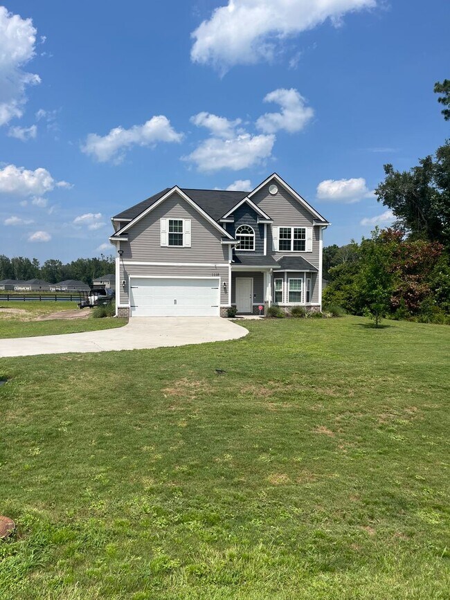 Photo - Spacious 4-Bedroom Pet Friendly Home with a Serene View - Available for Rent!