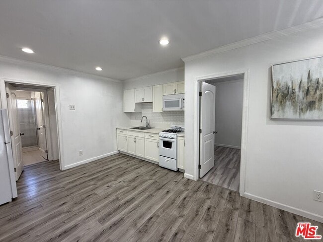 Photo - 2922 S Budlong Ave Unit 7