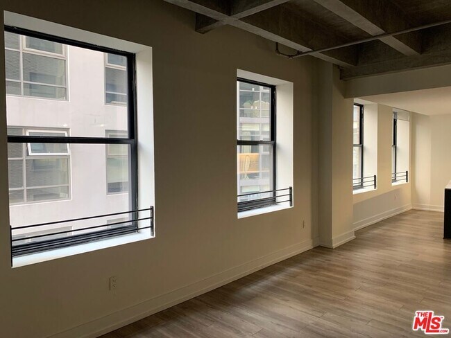 Building Photo - 727 W 7th St Unit 725 Rental