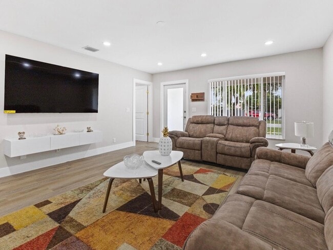 Photo - 1322 Riverside Cir