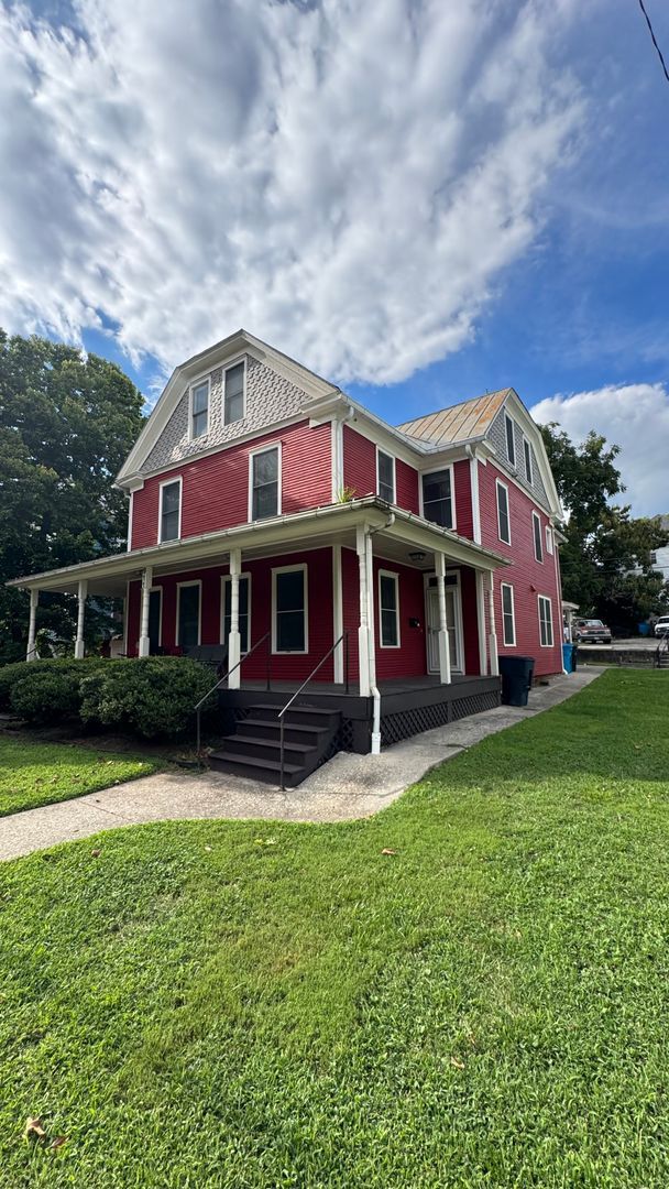 Photo - 911 Campbell Ave SW Unit 3 Bed/1 Bath Apartment