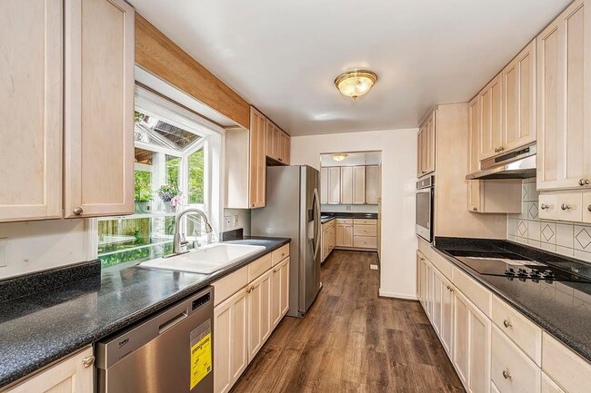 Photo - Edmonds 5 Bedroom 3.5 Bath Fully Fenced