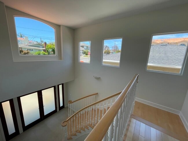 1120 Steinhart Ave