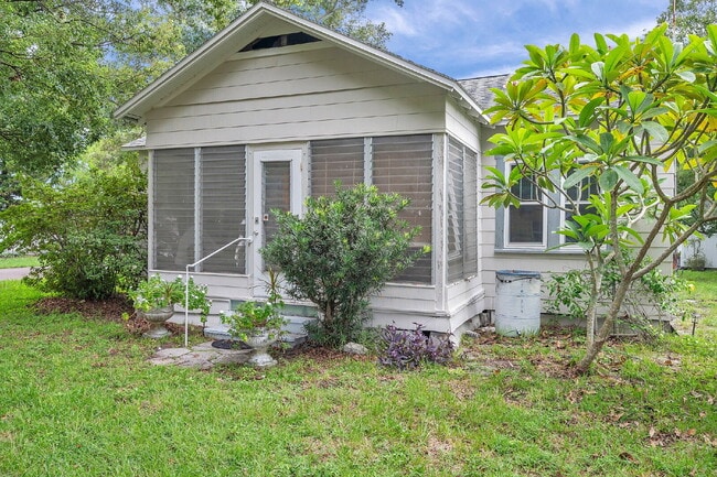 Building Photo - Gulfport Arts District Living — Furnished 3BR Bungalow with Large Yard and Easy Coastal Access |
