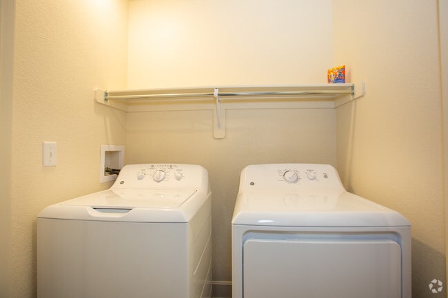 3BR, 3.5BA - 1978 SF - Lakeview Crossing