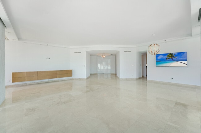 Photo - 300 S Pointe Dr Unit 405