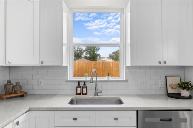 Photo - 7904 Sealey St