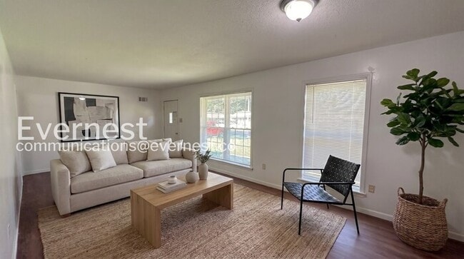 Photo - 3 Bed/2 Bath Home with Carport / Available Now!