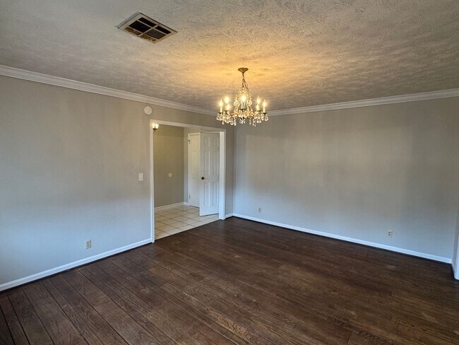 Photo - Large FOUR bedroom in Brentwood