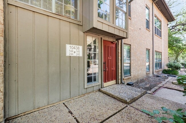 Building Photo - 10438 High Hollows Dr Unit 244L Rental