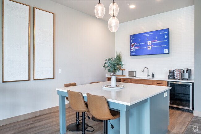 Clubhouse - Van Buren West